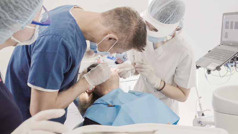 Surgical team executing an All-on-6 full-arch restoration following the Westcoast clinical standard